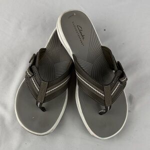 Clarks Cloudsteppers Flip Flops in Gray